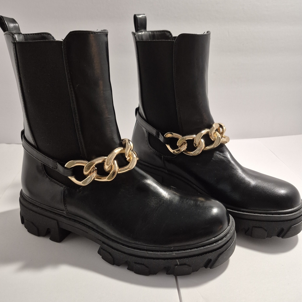 Liliana Black Ankle Boots with Gold Chain